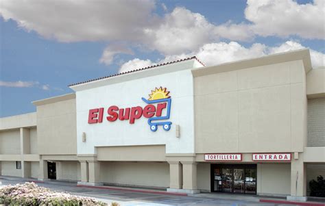 El super supermarket - Chedraui USA, doing business as El Super, entered the grocery retail marketplace with its first store in South Gate, CA in 1997. Chedraui USA, que opera como El Super, ingresó al mercado minorista de comestibles con su primera tienda en South Gate, CA en 1997. 